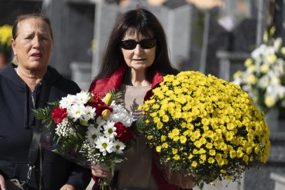 Día de Todos los Santos en el cementerio municipal de Cacabelos (León)