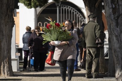 Día de Todos los Santos en el cementerio municipal de Cacabelos (León)