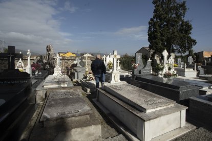 Día de Todos los Santos en el cementerio municipal de Cacabelos (León)