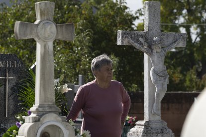 Día de Todos los Santos en el cementerio municipal de Cacabelos (León)