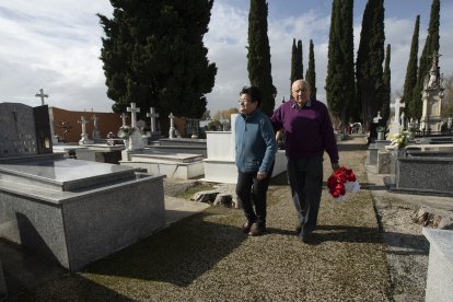 Día de Todos los Santos en el cementerio municipal de Cacabelos (León)