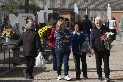 Día de Todos los Santos en el cementerio municipal de Cacabelos (León)