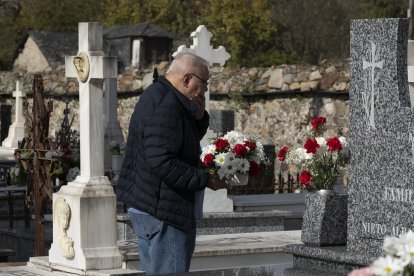 Día de Todos los Santos en el cementerio municipal de Cacabelos (León)