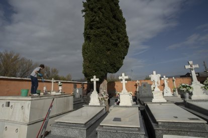 Día de Todos los Santos en el cementerio municipal de Cacabelos (León)