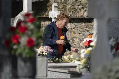 Día de Todos los Santos en el cementerio municipal de Cacabelos (León)