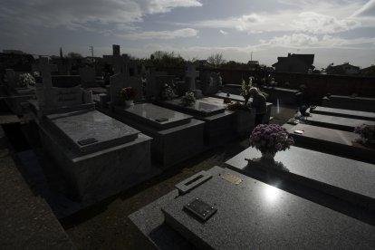 Día de Todos los Santos en el cementerio municipal de Cacabelos (León)