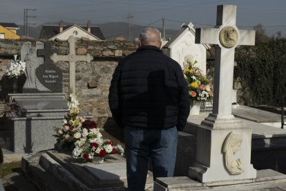 Día de Todos los Santos en el cementerio municipal de Cacabelos (León)