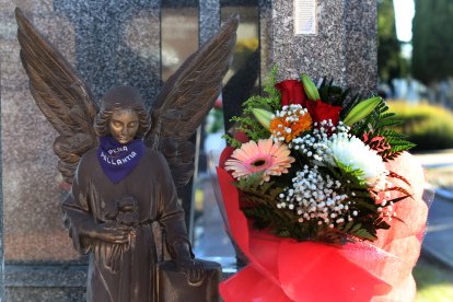 Visita al cementerio Nuestra Señora de los Ángeles de Palencia para honrar a los difuntos en el Día de Todos los Santos.