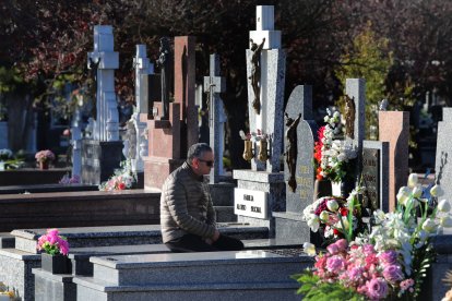 Visita al cementerio Nuestra Señora de los Ángeles de Palencia para honrar a los difuntos en el Día de Todos los Santos.