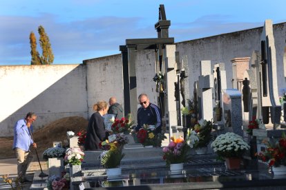 Visita al cementerio Nuestra Señora de los Ángeles de Palencia para honrar a los difuntos en el Día de Todos los Santos.