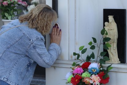 Visita al cementerio Nuestra Señora de los Ángeles de Palencia para honrar a los difuntos en el Día de Todos los Santos.