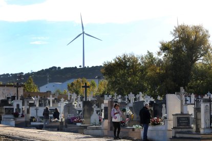 Visita al cementerio Nuestra Señora de los Ángeles de Palencia para honrar a los difuntos en el Día de Todos los Santos.