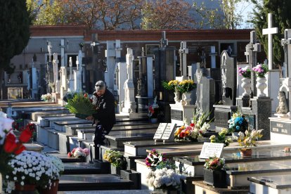 Visita al cementerio Nuestra Señora de los Ángeles de Palencia para honrar a los difuntos en el Día de Todos los Santos.