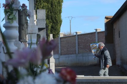 Visita al cementerio Nuestra Señora de los Ángeles de Palencia para honrar a los difuntos en el Día de Todos los Santos.