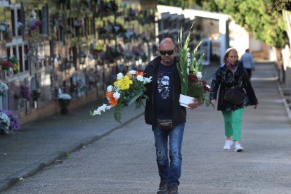 Visita al cementerio Nuestra Señora de los Ángeles de Palencia para honrar a los difuntos en el Día de Todos los Santos.