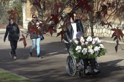 Visita al cementerio Nuestra Señora de los Ángeles de Palencia para honrar a los difuntos en el Día de Todos los Santos.