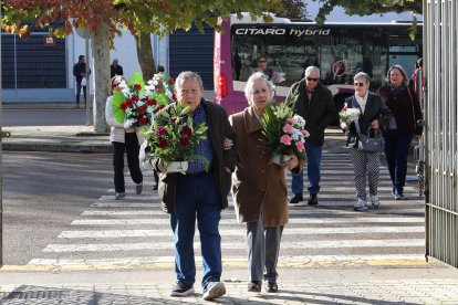 Visita al cementerio Nuestra Señora de los Ángeles de Palencia para honrar a los difuntos en el Día de Todos los Santos.