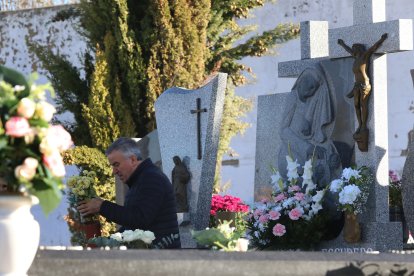 Visita al cementerio Nuestra Señora de los Ángeles de Palencia para honrar a los difuntos en el Día de Todos los Santos.