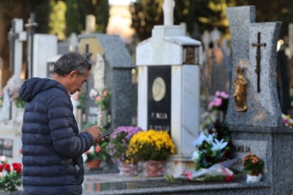 Visita al cementerio Nuestra Señora de los Ángeles de Palencia para honrar a los difuntos en el Día de Todos los Santos.