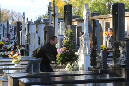 Visita al cementerio Nuestra Señora de los Ángeles de Palencia para honrar a los difuntos en el Día de Todos los Santos.