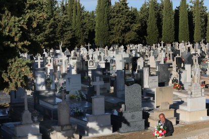 Visita al cementerio Nuestra Señora de los Ángeles de Palencia para honrar a los difuntos en el Día de Todos los Santos.