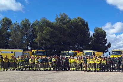 Dispositivo de la Junta de Castilla y León trabajan en las tareas de limpieza de la DANA en Valencia.