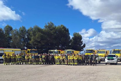 Dispositivo de la Junta de Castilla y León trabajan en las tareas de limpieza de la DANA en Valencia.