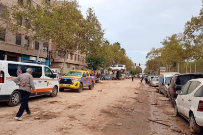 Dispositivo de la Junta de Castilla y León trabajan en las tareas de limpieza de la DANA en Valencia.