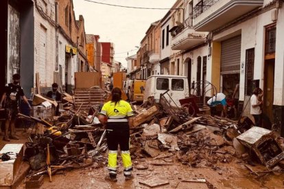 Jiménez de espaldas en una calle de Alfafar devastada.