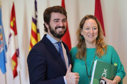 García-Gallardo y la portavoz de VOX en el Parlamento de Cantabria, Leticia Díaz.