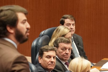 El presidente de la junta, Alfonso Fernández Mañueco , y el portavoz de VOX, Juan García-Gallardo, durante el Pleno de las Cortes.