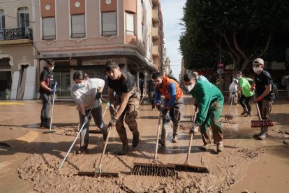 Efectivos de Castilla y León realizan labores de ayuda en las calles de Aldaya (Valencia). ICAL