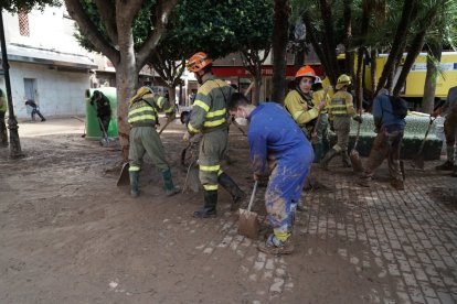 Efectivos de Castilla y León realizan labores de ayuda en las calles de Aldaya (Valencia). ICAL