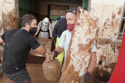 Efectivos de Castilla y León realizan labores de ayuda en las calles de Aldaya (Valencia). ICAL