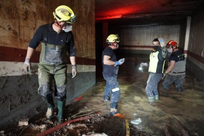 Efectivos de Castilla y León realizan labores de ayuda en las calles de Aldaya (Valencia). ICAL