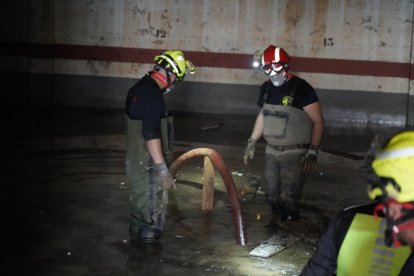 Efectivos de Castilla y León realizan labores de ayuda en las calles de Aldaya (Valencia). ICAL