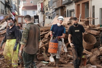 Efectivos de Castilla y León realizan labores de ayuda en las calles de Aldaya (Valencia). ICAL