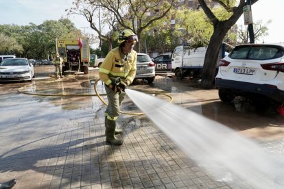 Efectivos de Castilla y León realizan labores de ayuda en las calles de Aldaya (Valencia). ICAL