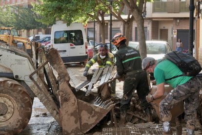 Efectivos de Castilla y León realizan labores de ayuda en las calles de Aldaya (Valencia). ICAL