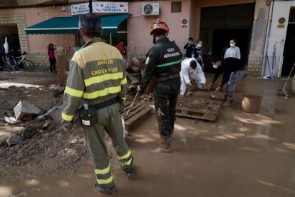 Efectivos de Castilla y León realizan labores de ayuda en las calles de Aldaya (Valencia). ICAL