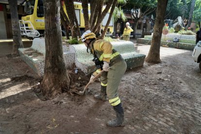 Efectivos de Castilla y León realizan labores de ayuda en las calles de Aldaya (Valencia). ICAL