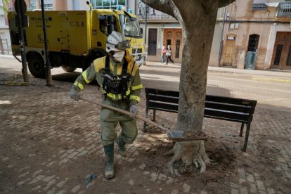 Efectivos de Castilla y León realizan labores de ayuda en las calles de Aldaya (Valencia). ICAL