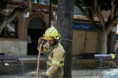 Efectivos de Castilla y León realizan labores de ayuda en las calles de Aldaya (Valencia). ICAL