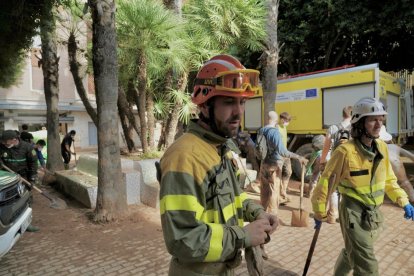 Efectivos de Castilla y León realizan labores de ayuda en las calles de Aldaya (Valencia). ICAL