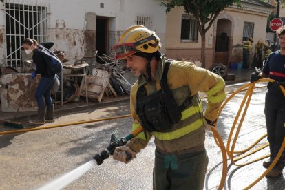 Efectivos de Castilla y León realizan labores de ayuda en las calles de Aldaya (Valencia). ICAL