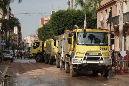 Efectivos de Castilla y León realizan labores de ayuda en las calles de Aldaya (Valencia). ICAL