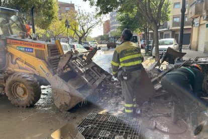 Efectivos de Castilla y León realizan labores de ayuda en las calles de Aldaya (Valencia). ICAL