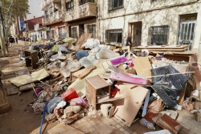 Efectivos de Castilla y León realizan labores de ayuda en las calles de Aldaya (Valencia). ICAL