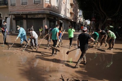 Efectivos de Castilla y León realizan labores de ayuda en las calles de Aldaya (Valencia). ICAL