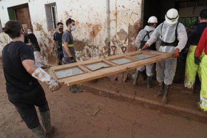 Efectivos de Castilla y León realizan labores de ayuda en las calles de Aldaya (Valencia). ICAL